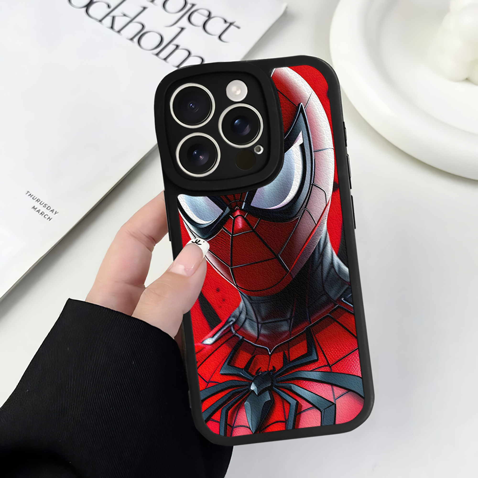 Spider Man スパイダーマン 【iPhone 16シリーズ対応】シリコンスマホケース（レザー調） 材質：シリコン